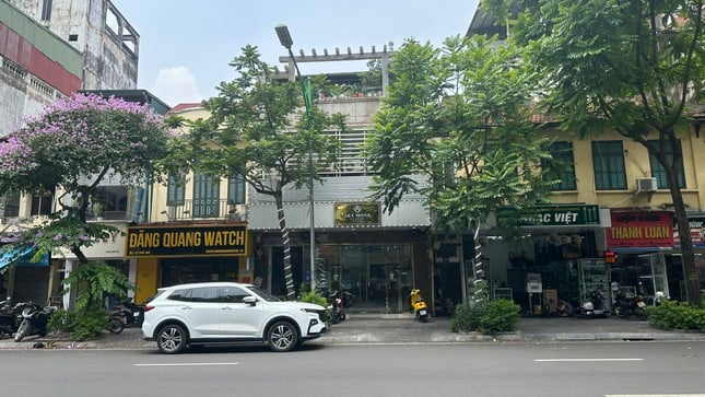 Nahaufnahme vieler missbrauchter öffentlicher Gebäude in Hanoi, Foto 12