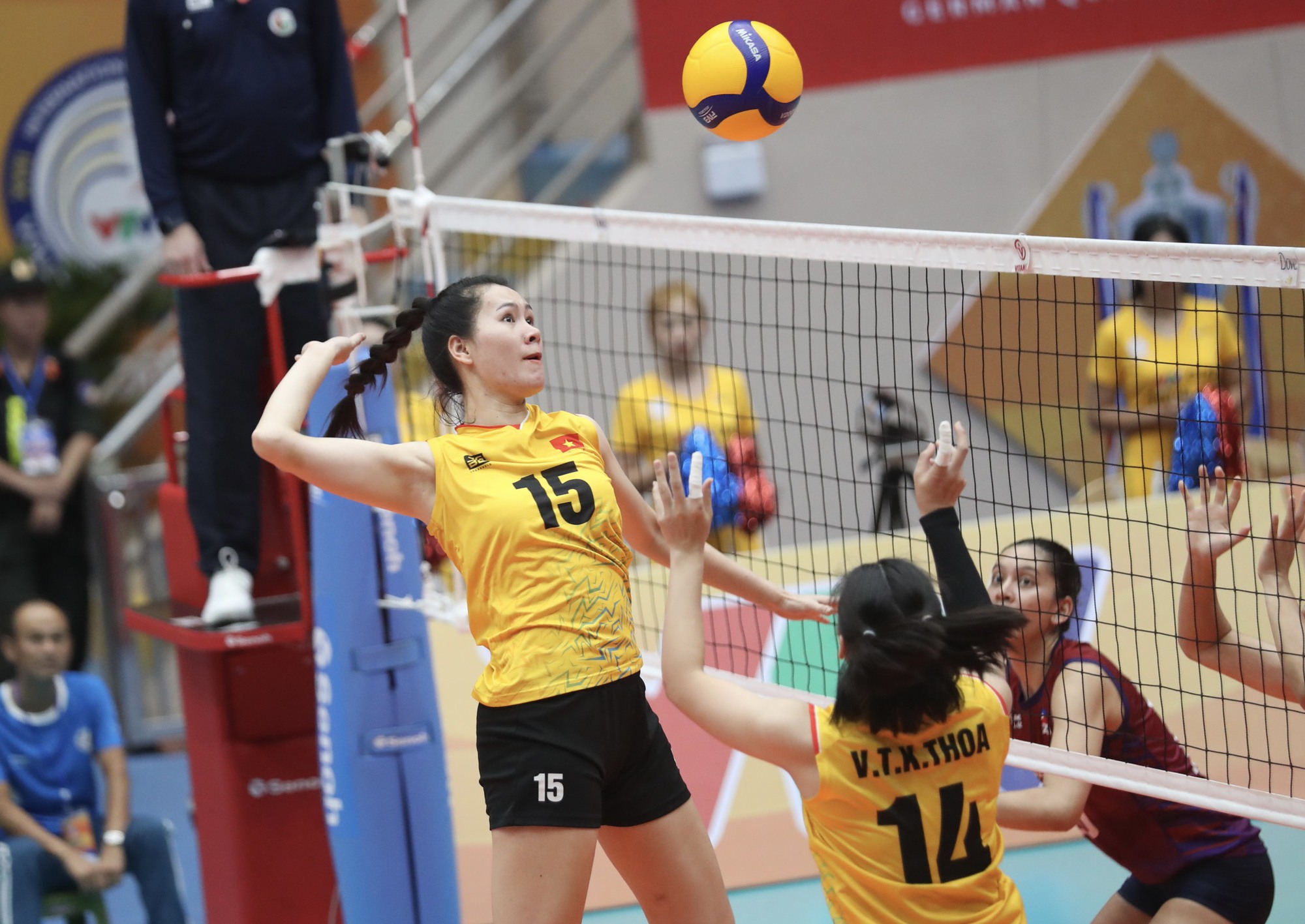 Độc lạ bóng chuyền VTV Cup: Đội Việt Nam thắng Úc bằng điểm quyết định của libero - Ảnh 3.