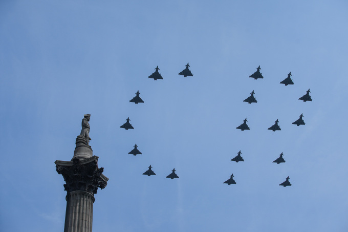 Während einer Flugshow zur Feier des Geburtstags von König Charles III. am 17. Juni fliegen Typhoon-Kampfjets über die Mall. Foto: PA.