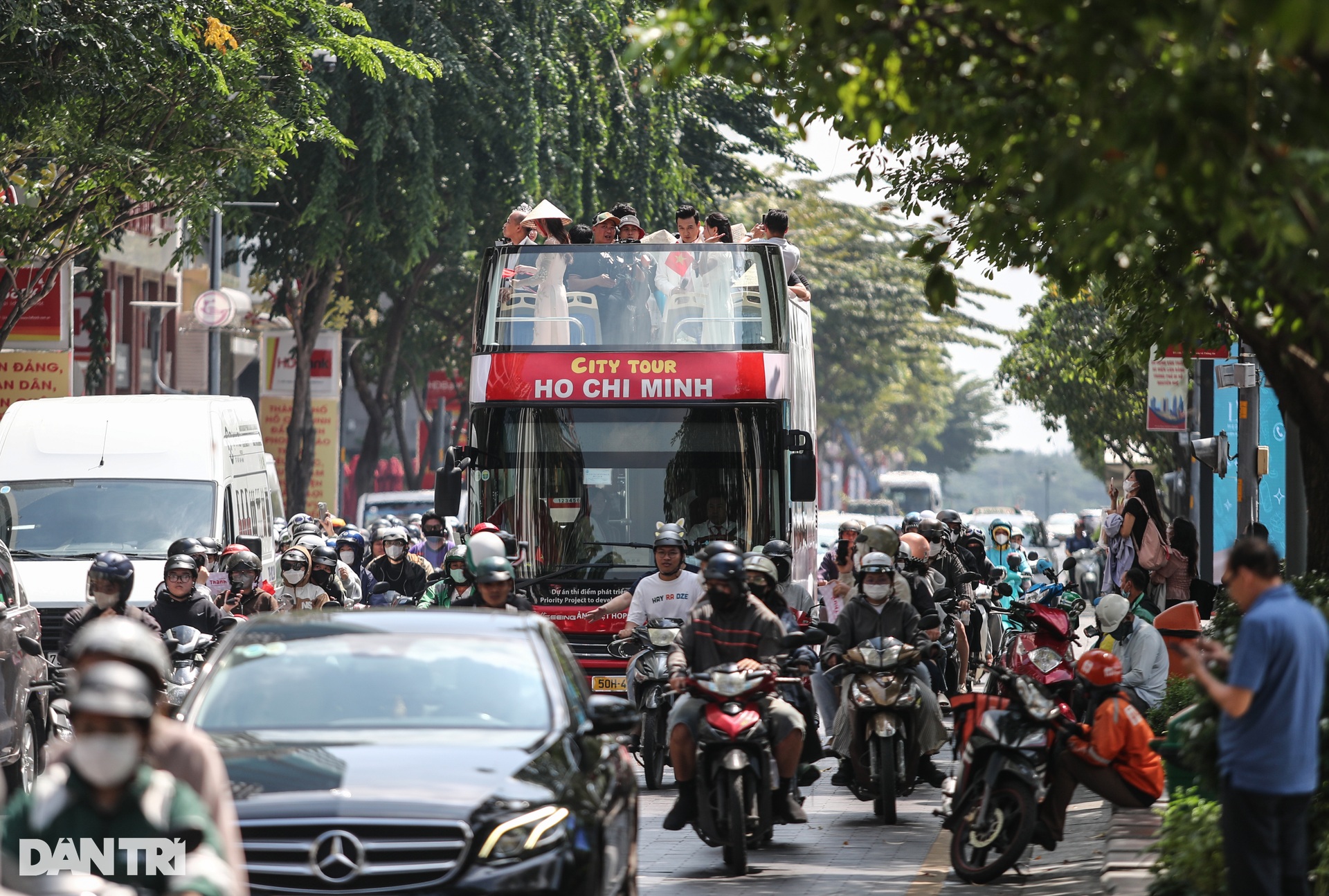 Hoa hậu Thanh Thủy đi xe buýt 2 tầng, người hâm mộ chạy xe máy theo reo hò - 9