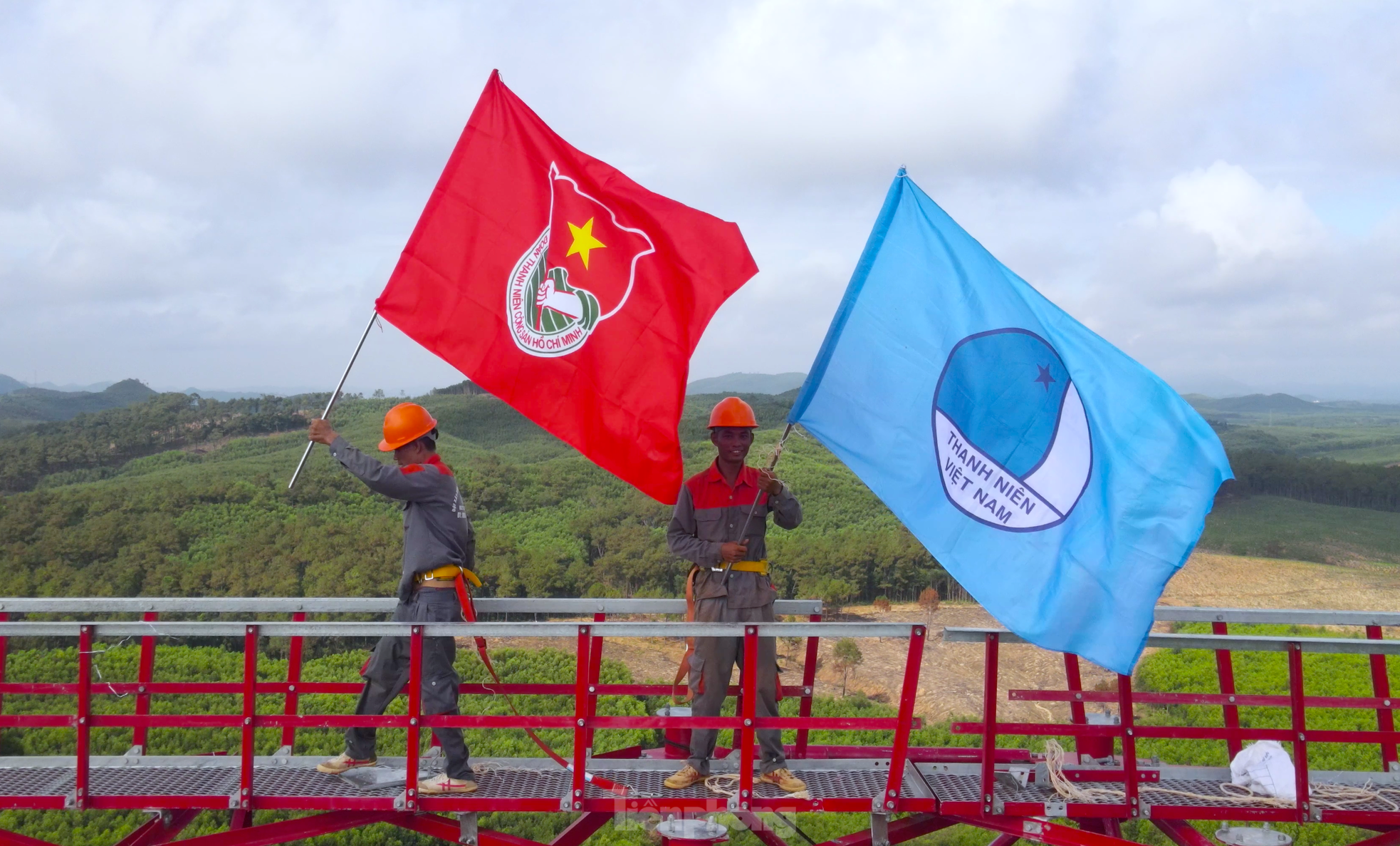 Fièrement, le drapeau de l'Union flotte sur le poteau électrique de 500 kV, circuit 3, section à travers Nghe An, photo 13