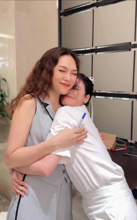 Truong Quynh Anh กอด My Tam หลังการแสดง ภาพ: เฟซบุ๊กของตัวละคร