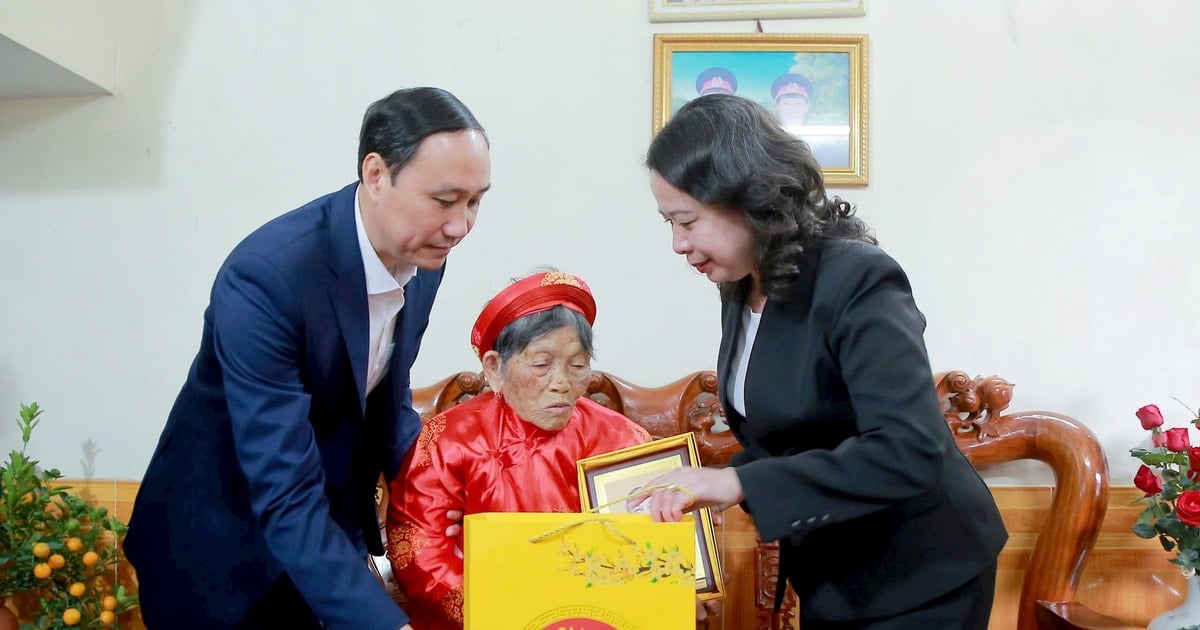 부통령 보티안쑤언이 푸토를 방문해 새해 복 많이 받으세요를 기원합니다.