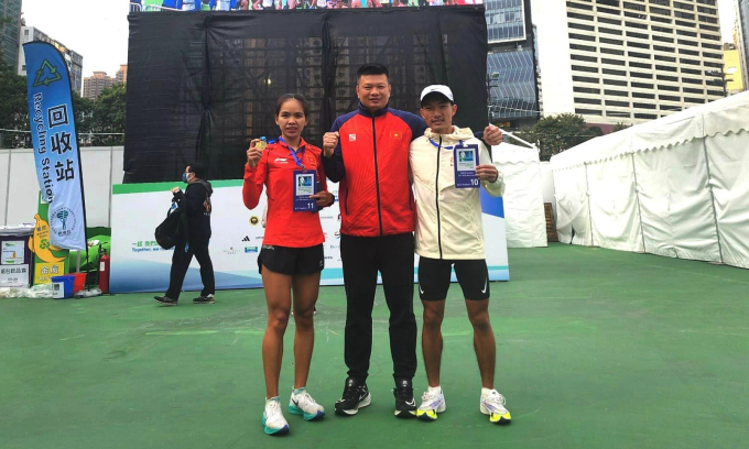 Hoàng Nguyên Thanh cùng HLV Trần Đoàn Minh Thiện và Hoàng Thị Ngọc Hoa sau khi kết thúc cuộc đua ở Standard Chartered Hong Kong Marathon hôm 21/1. Ảnh: Facebook/Hoàng Nguyên Thanh