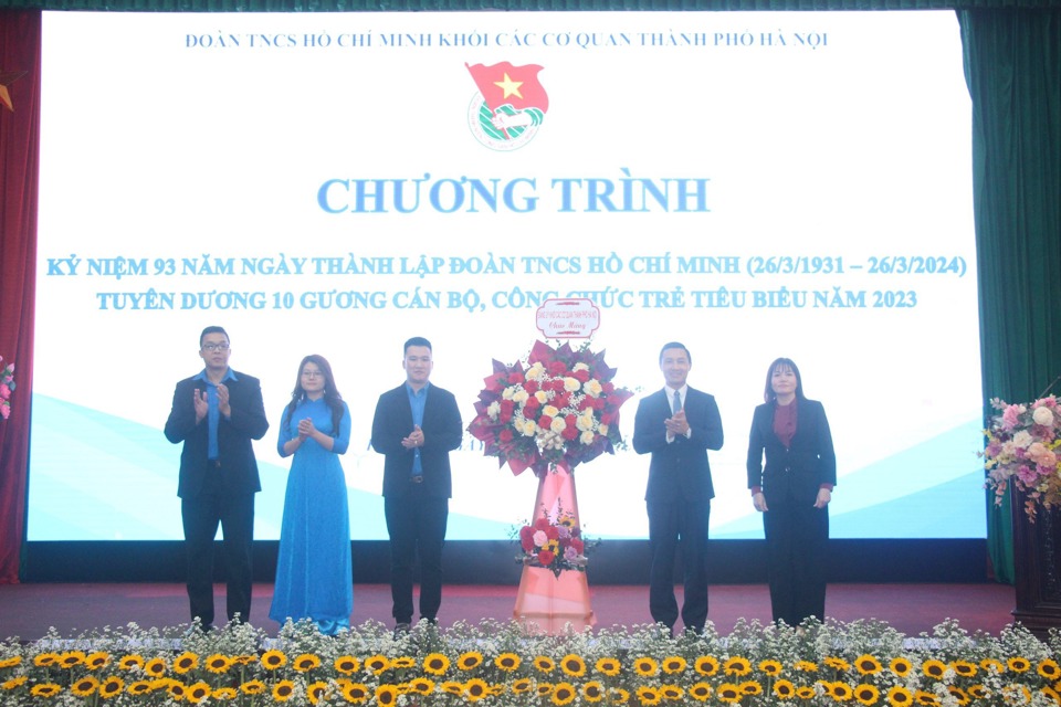 La conferencia recibió cestas de flores de felicitación del Comité del Partido del Bloque de Agencias de la Ciudad de Hanoi. Adentro.