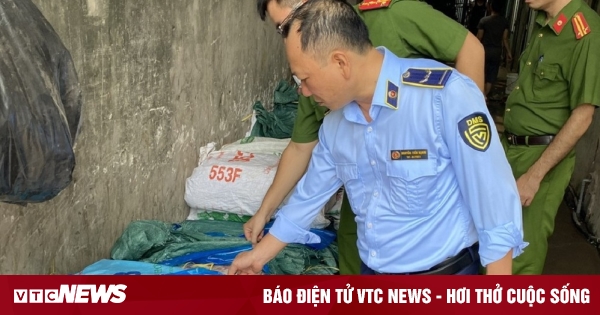 Nearly 1 ton of chicken wings of unknown origin discovered at a business establishment in Hanoi