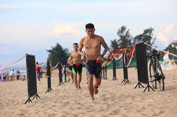 Vũ Đình Duân rời đường bơi, lên khu vực chuyển tiếp. Ảnh: AV
