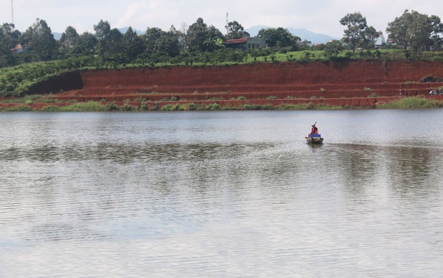 Watering the dry fields of the poorest households in Lam Dong, photo 1