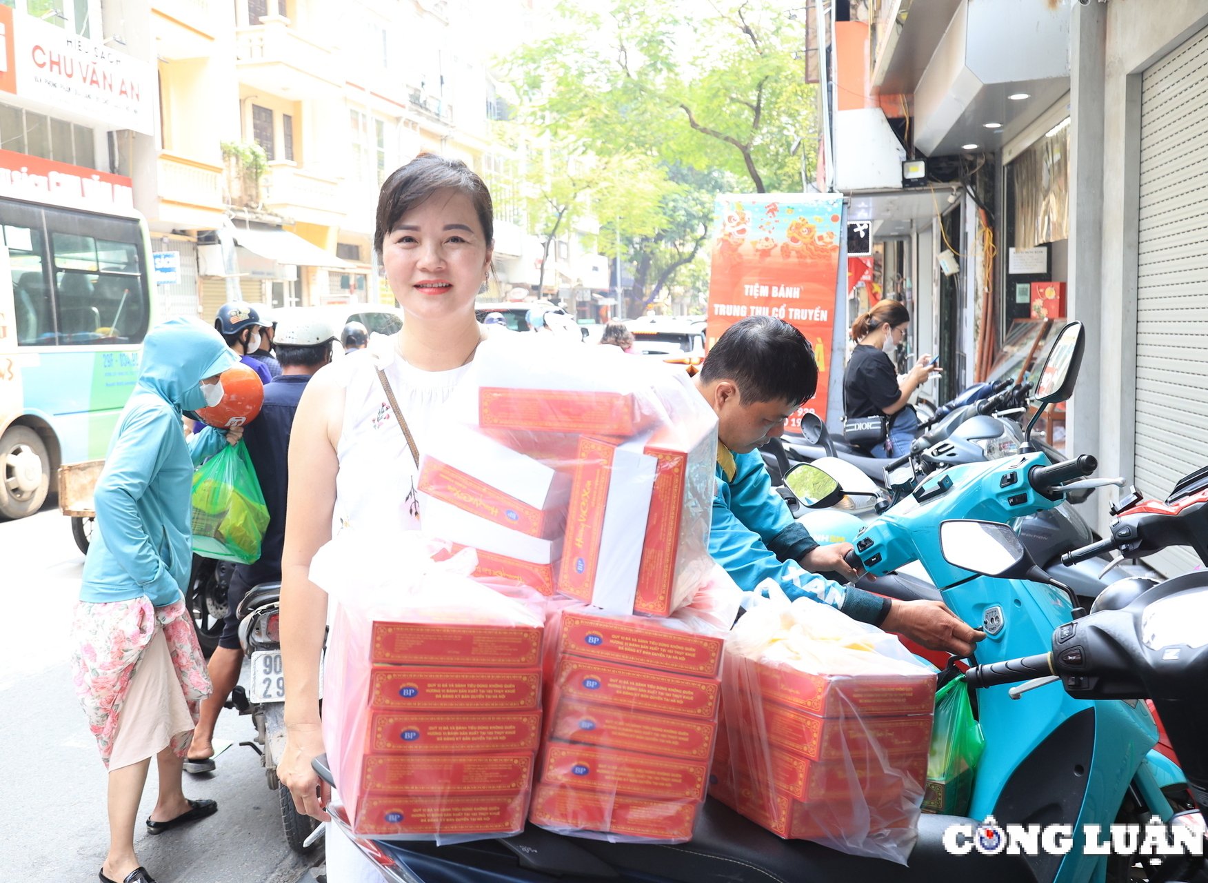 People in Pho Thuy Khue buy moon cakes before Mid-Autumn Festival photo 6