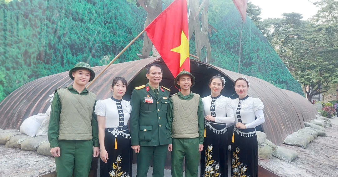 3,400명이 넘는 사람들이 호안끼엠 호수 보행자 길에 있는 드 카스트리스 터널 모델을 방문했습니다.