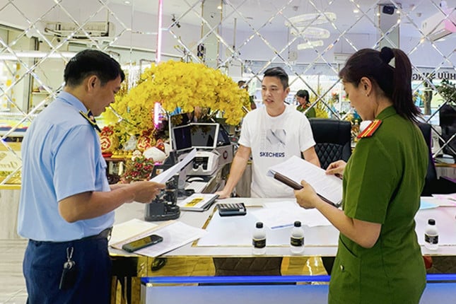 Police and Market Management Department simultaneously inspected many gold shops in Ho Chi Minh City.