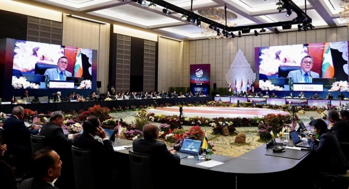 Ministers attending the 55th ASEAN Economic Ministers Meeting.