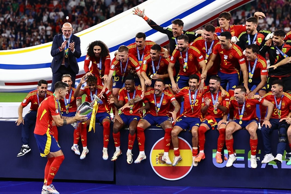 Khoảnh khắc Tây Ban Nha nâng cao chiếc Cúp vô địch Euro 2024 - 2