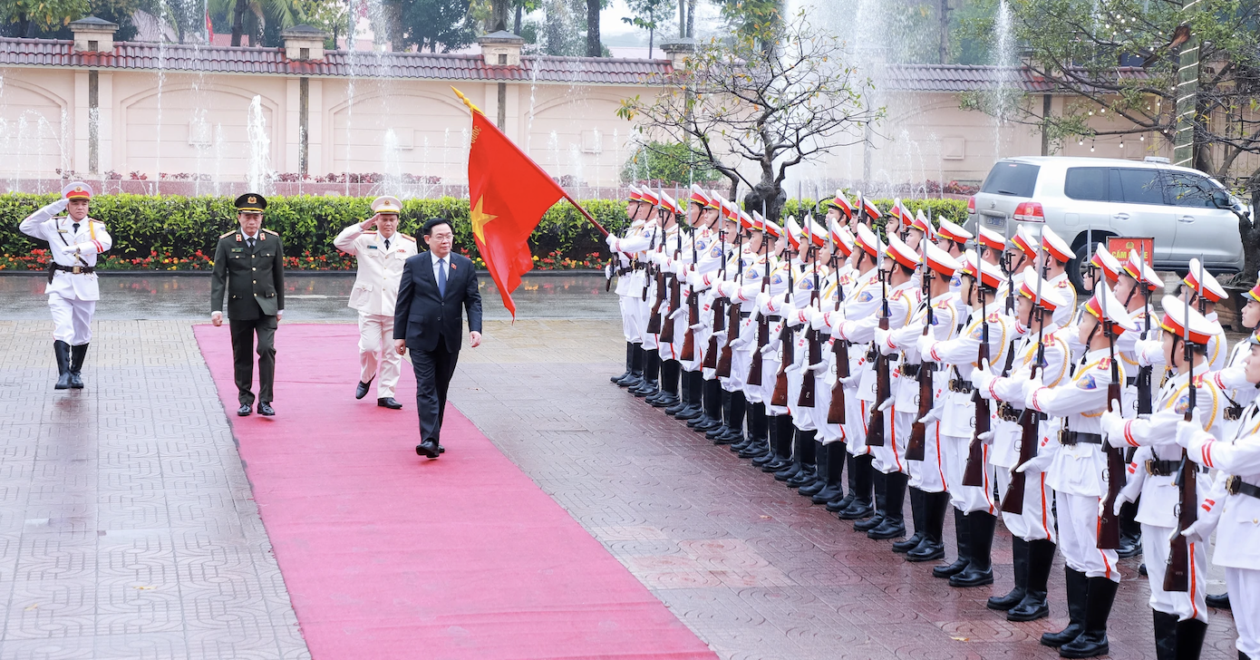 El presidente de la Asamblea Nacional, Vuong Dinh Hue, visita y desea un Feliz Año Nuevo a los oficiales y soldados de la Policía Provincial de Nghe An