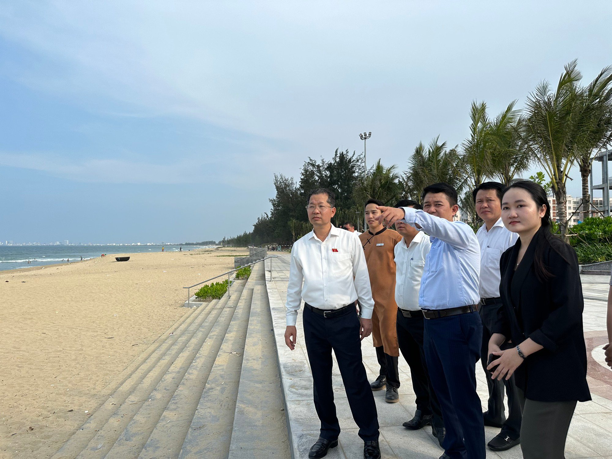 Bí thư Thành ủy Đà Nẵng Nguyễn Văn Quang 'mở hàng' Phố ăn vặt Nam Ô - Ảnh 6.