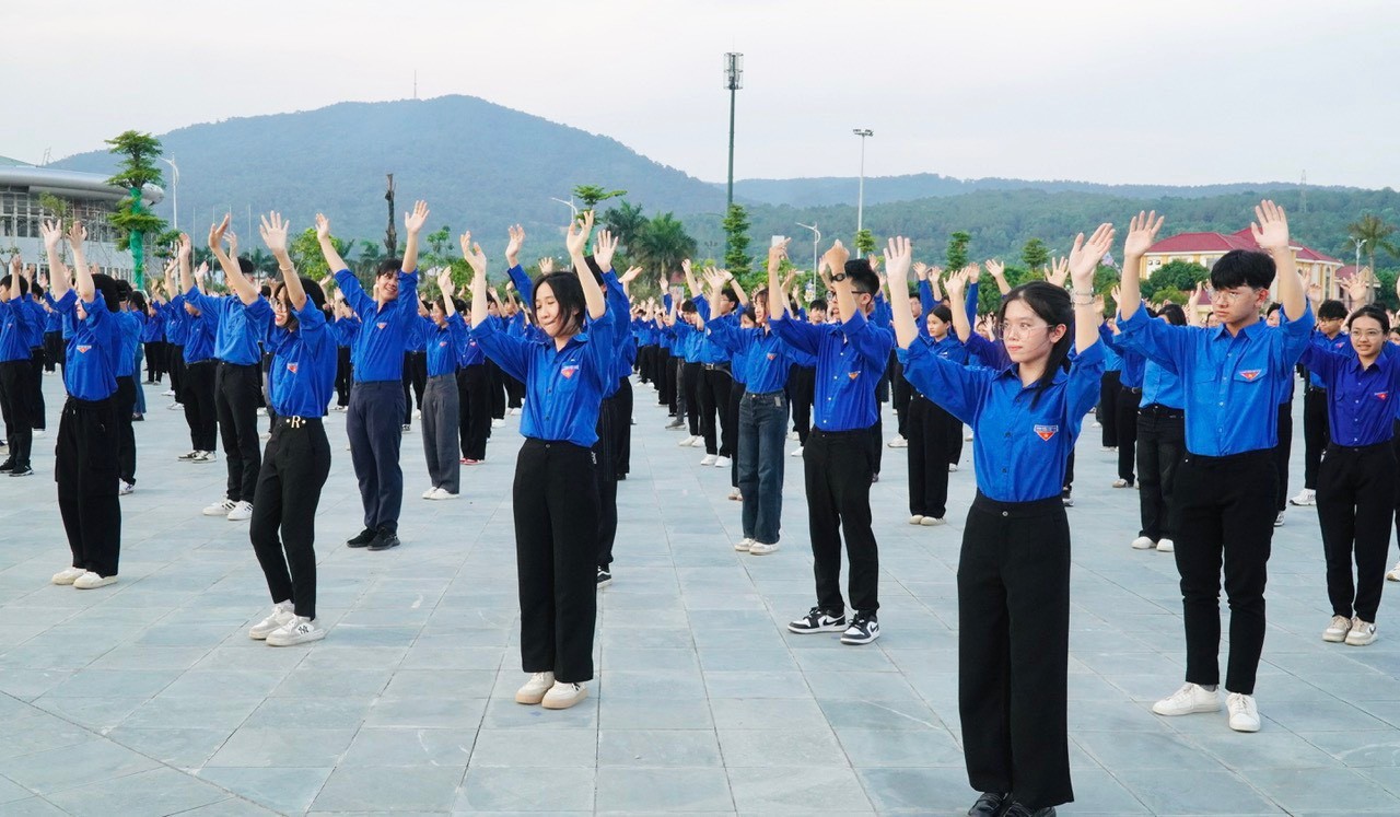 Reunión de jóvenes de Ha Tinh, mapa de Vietnam, foto 5