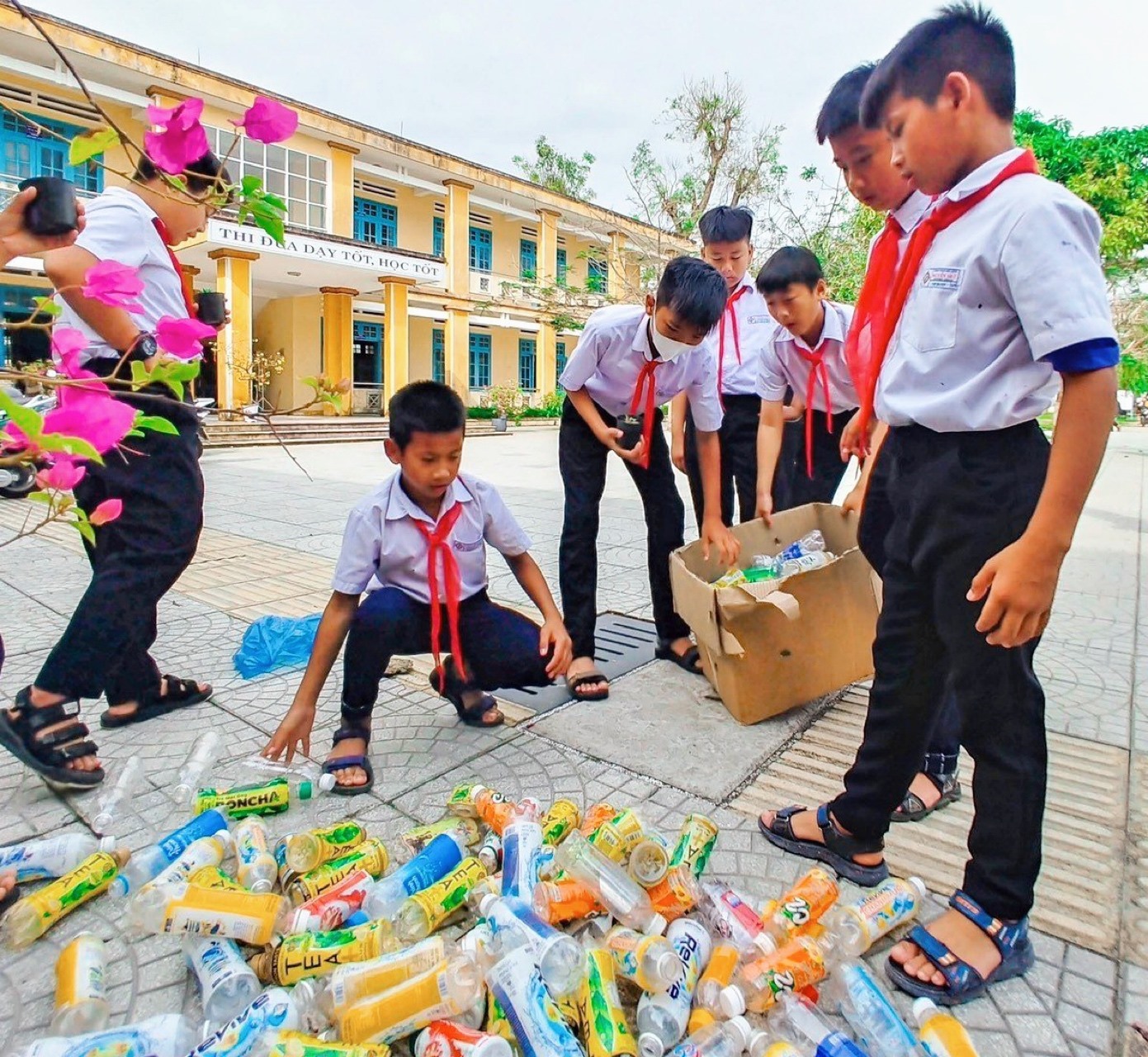 นักเรียนพากันนำ “ขยะ” มาเข้าร่วมโครงการรณรงค์รักษาสิ่งแวดล้อม ภาพ : หนุ่ย ฮวน