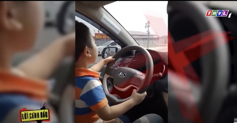 Thời gian gần đây nhiều trẻ tuy còn rất nhỏ nhưng lại được các bậc phụ huynh thản nhiên để các em ngồi vào ghế lái ôm lấy vô lăng khi xe đang di chuyển. 