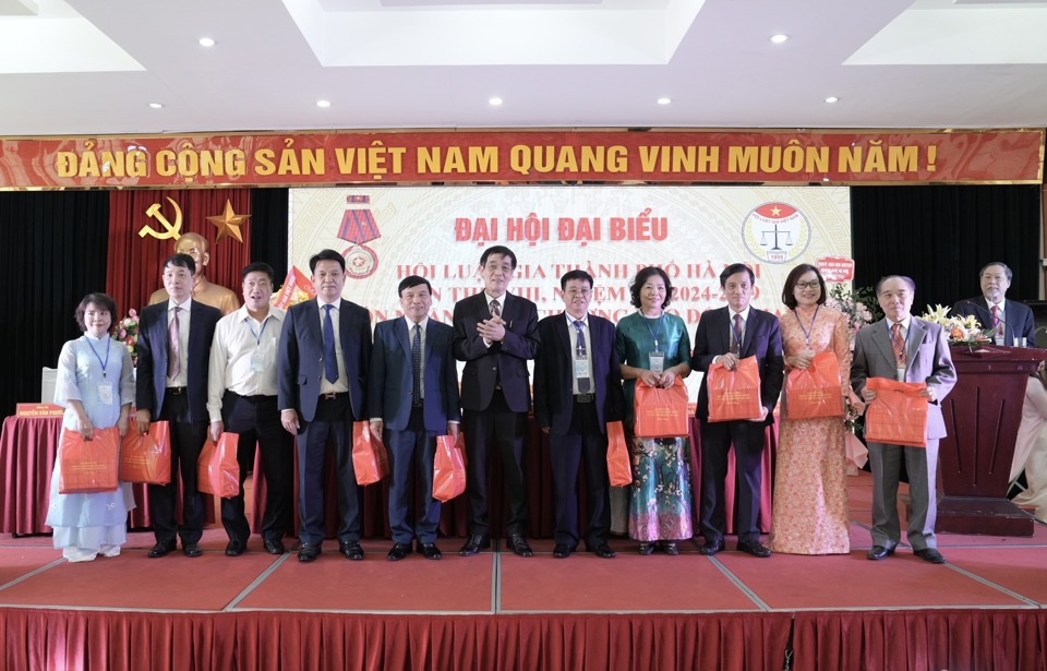 Le nouveau président du Barreau de Hanoi, Dao Ba Son, offre des cadeaux et félicite les membres du Comité exécutif du Barreau de Hanoi, septième mandat, 2018-2024, pour l'accomplissement de leurs tâches.