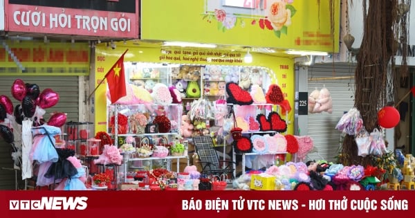 Coïncidant avec les vacances du Têt, le marché de la Saint-Valentin est sombre, en attente d'acheteurs