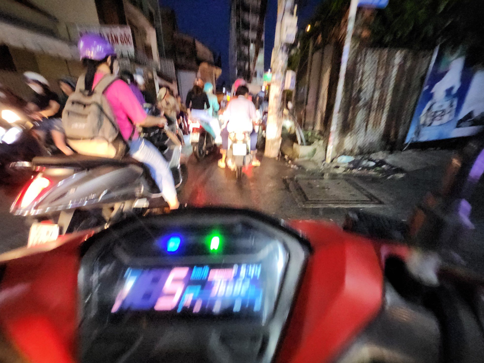 Los residentes de la ciudad de Ho Chi Minh luchan por encontrar el camino a casa después de las fuertes lluvias. Foto 1