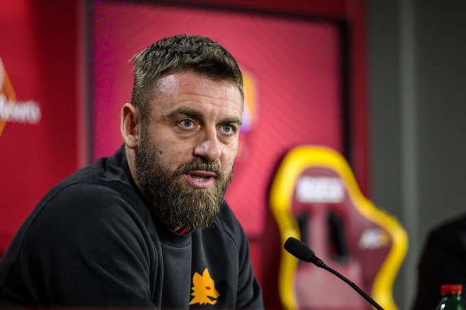 De Rossi at his first press conference as Roma coach. Photo: asroma.it