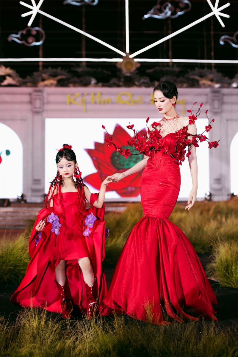 Le finaliste Bui Khanh Linh s'est associé au mannequin enfant Suri Tue Nhi pour offrir une performance accrocheuse au public.