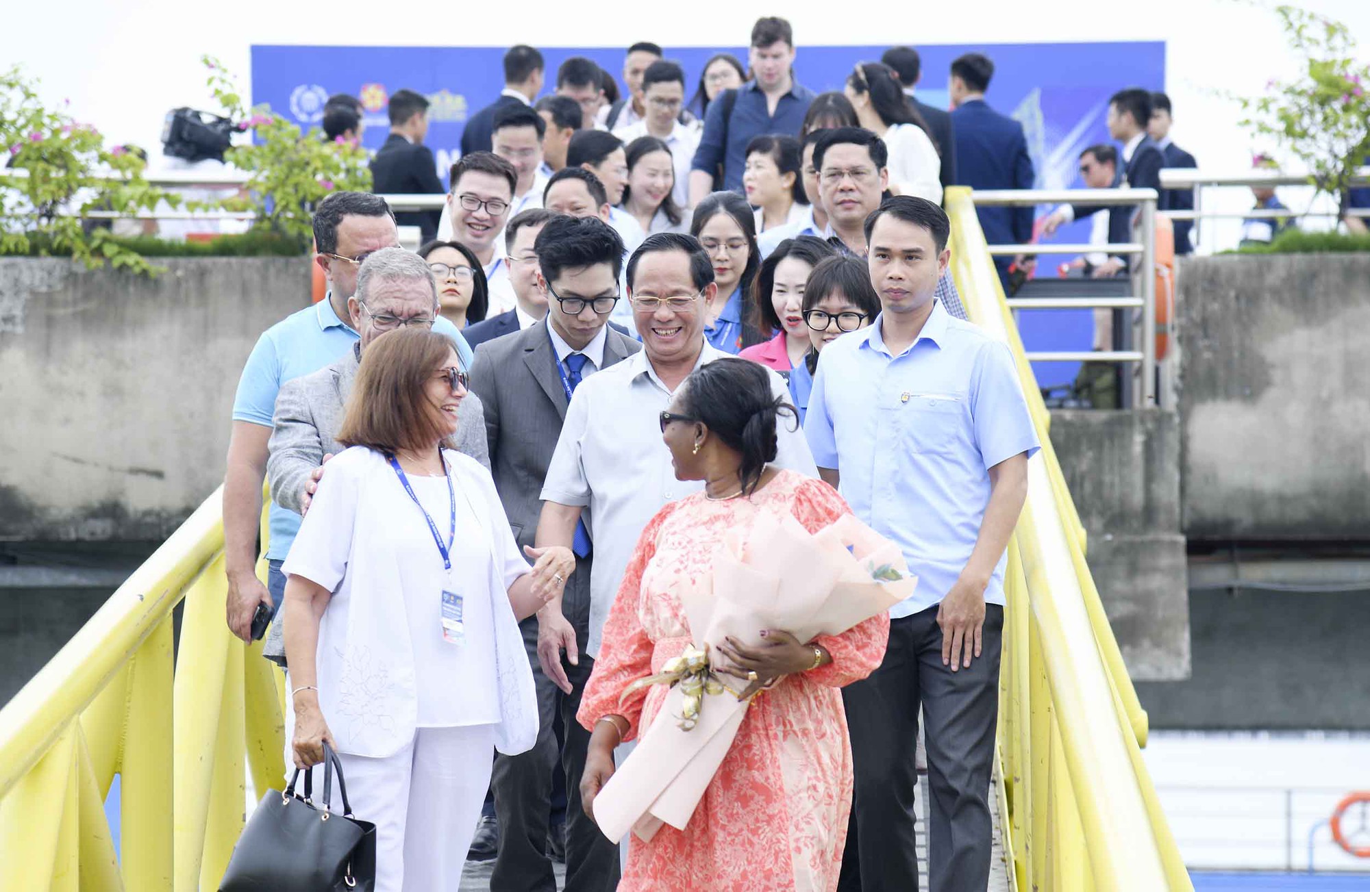 Delegation der 9. Weltkonferenz junger Parlamentarier besucht Ha Long Bucht