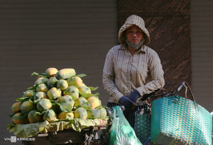 Street vendors on Cau Go Street (Hanoi). Photo: Ngoc Thanh