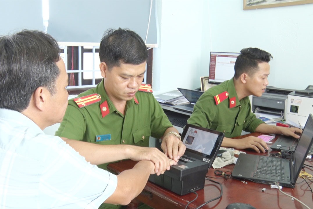 People activate level 2 electronic identification at Tam Ky City Police. Photo: Thu Son