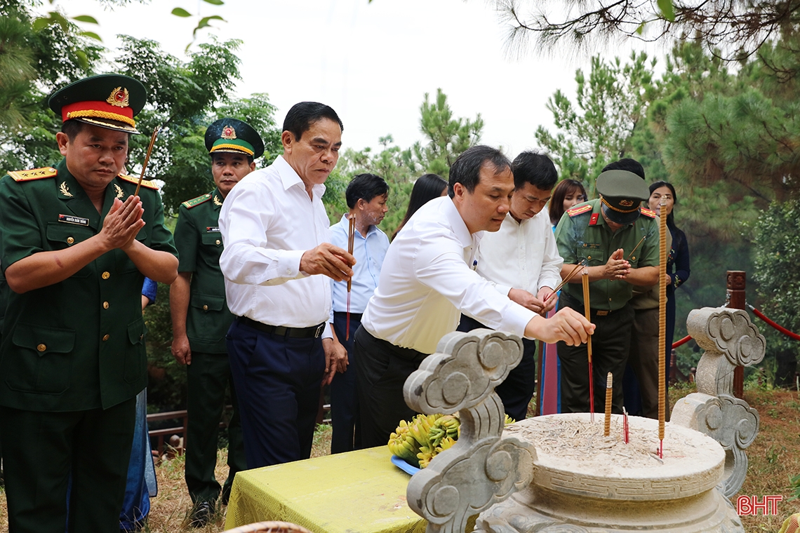 ผู้นำหมู่บ้านฮาติญจุดธูปเทียนที่สุสาน Truong Son และ Road 9