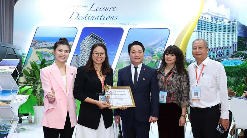 Hommage à 12 unités lors de la 18e Foire internationale du tourisme de Hô-Chi-Minh-Ville, photo 1