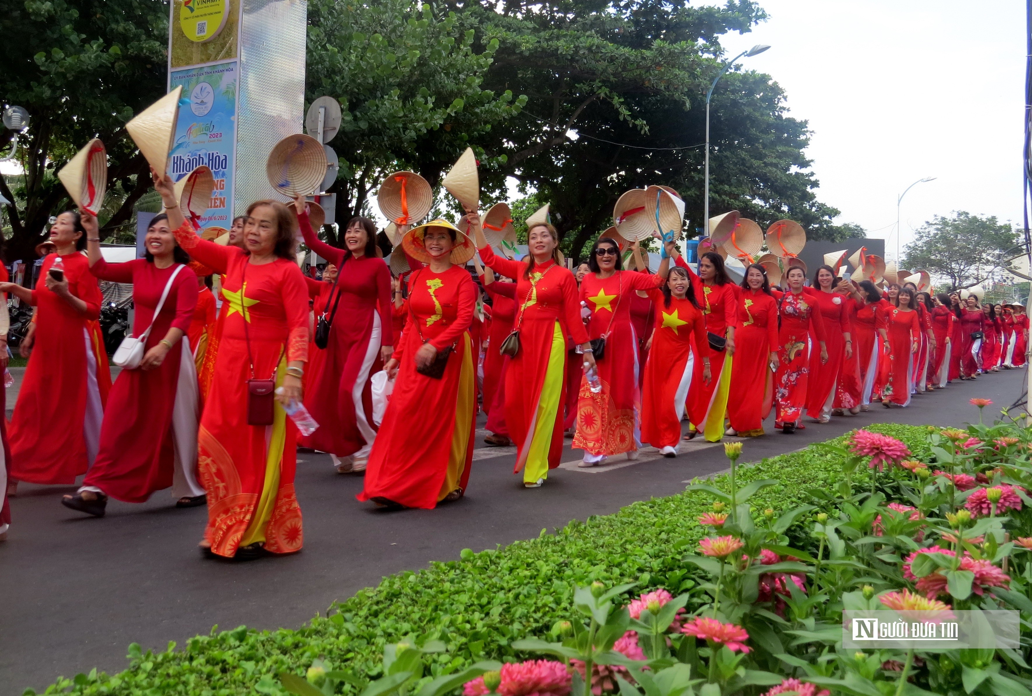 กิจกรรม - สตรีชาว Khanh Hoa กว่า 6,000 คน ร่วมเดินขบวนเพื่อเป็นเกียรติแก่ชุด Ao Dai บนท้องถนน (ภาพที่ 10)