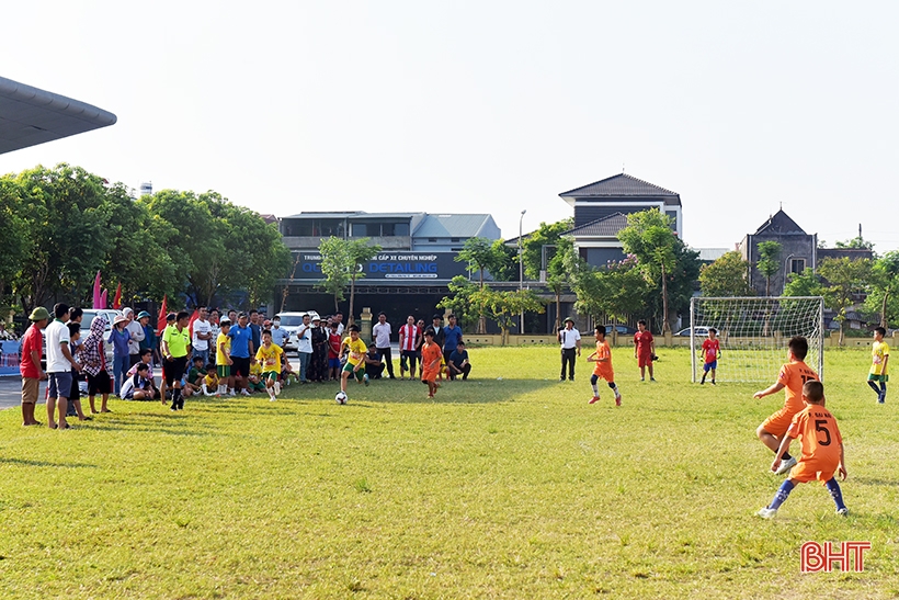 Fußballturnier für Jugendliche und Kinder in Ha Tinh City hat begonnen