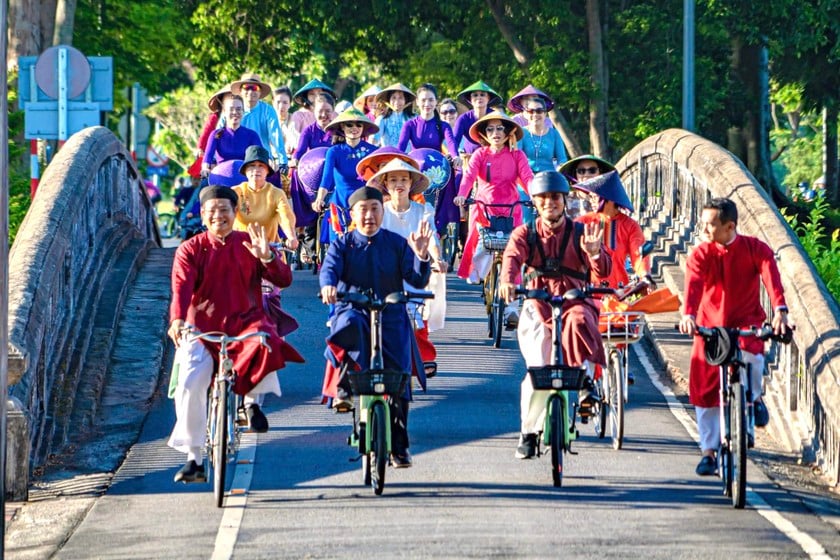 Hunderte Menschen nahmen an der Aktion „Ao Dai und Radfahren für die Umwelt“ teil.