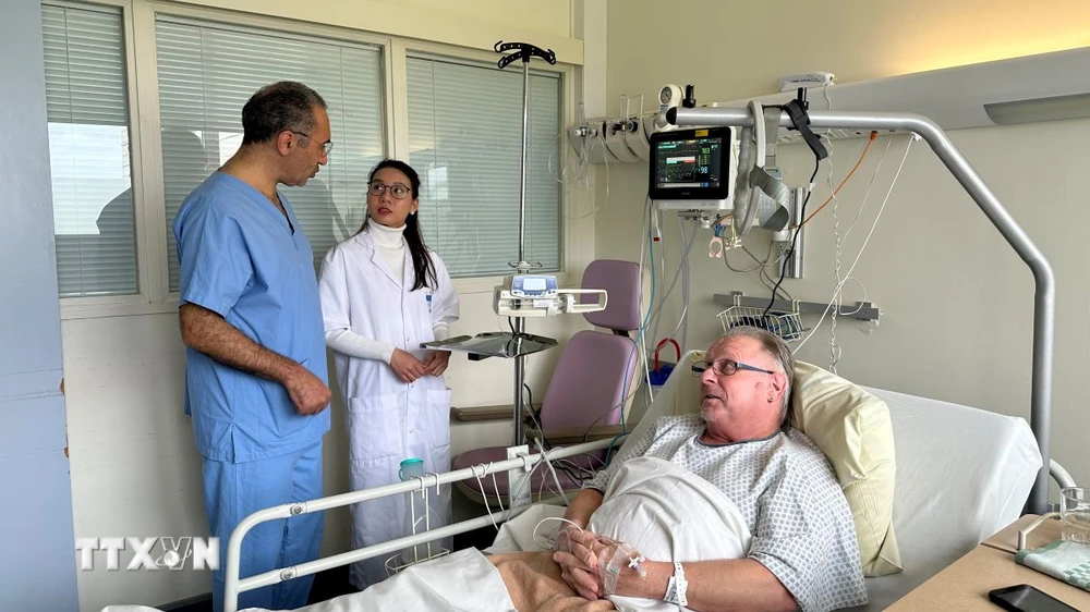 Docteur Jacques Ballout, interne instructeur Truong Thi Hoai. (Photo : Nguyen Thu Ha/VNA)
