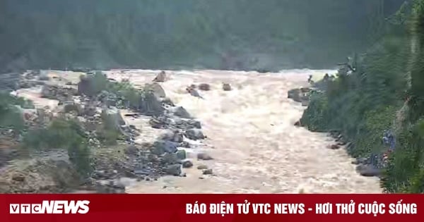 Trying to rescue 4 people in Quang Nam trapped in the middle of the river