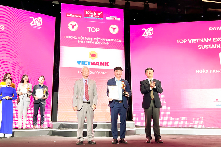 El Sr. Nguyen Tien Sy, Director General Adjunto, en representación de Vietbank, recibió el premio 