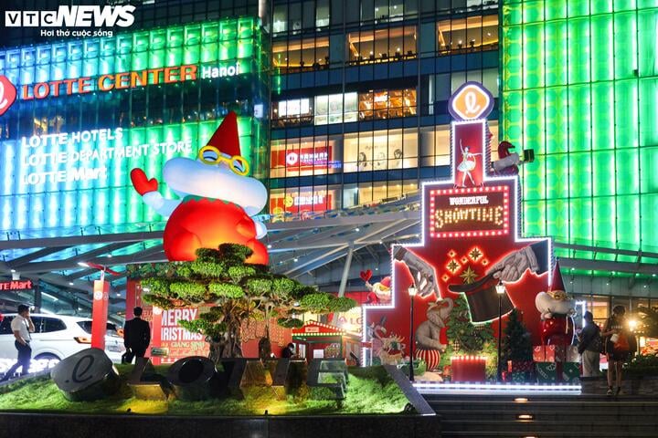 Anders als jedes Jahr, wenn ein riesiger Weihnachtsbaum auftaucht, verwendet das Lotte Center (Dao Tan Street, Bezirk Ba ​​Dinh) dieses Jahr nur einen aufblasbaren Weihnachtsmann im klassischen Dekorationsstil.