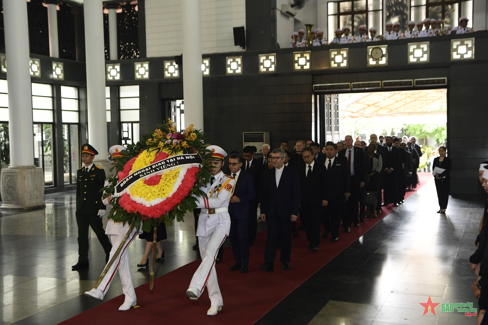 Delegaciones diplomáticas extranjeras visitan al ex viceprimer ministro Vu Khoan