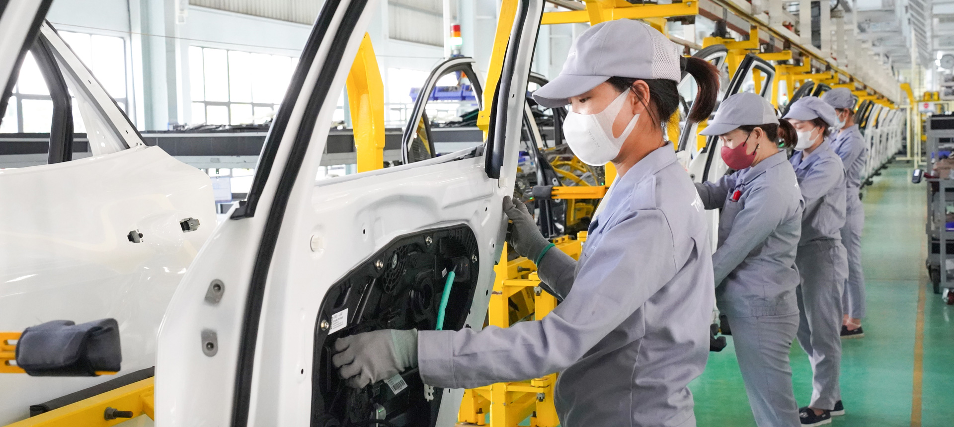 Các nữ công nhân đang làm việc tại Xưởng lắp ráp, Công ty THACO Mazda