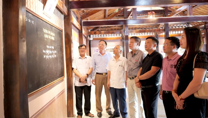 L'Association des journalistes de la province de Ha Giang visite le site historique national de l'école de journalisme Huynh Thuc Khang