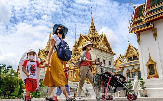 Du khách tham quan Hoàng cung ở Bangkok, Thái Lan. Ảnh: AFP/TTXVN ảnh 1