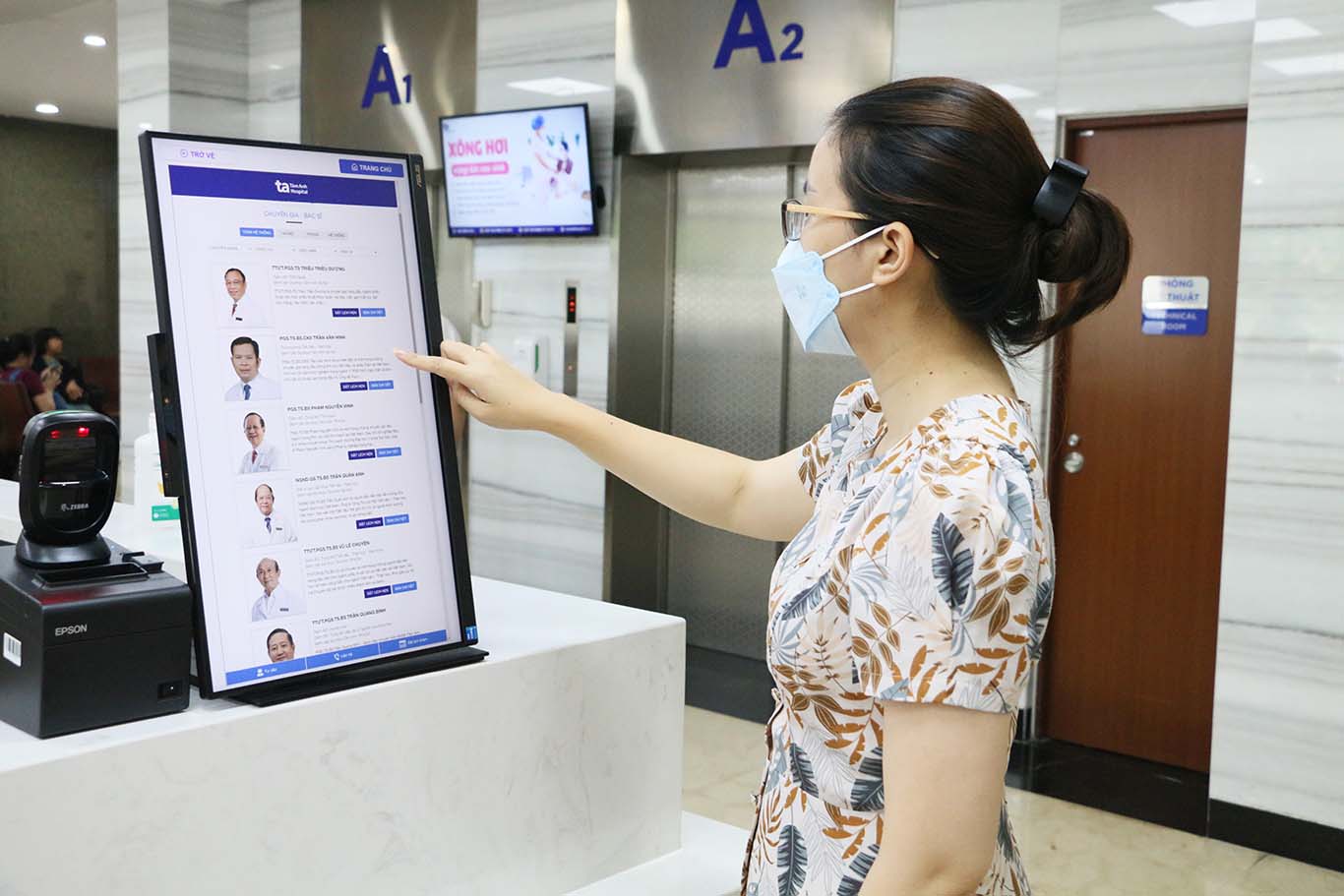 Tam Anh Hospital has put into use a registration and payment kiosk to help save waiting time and administrative procedures.