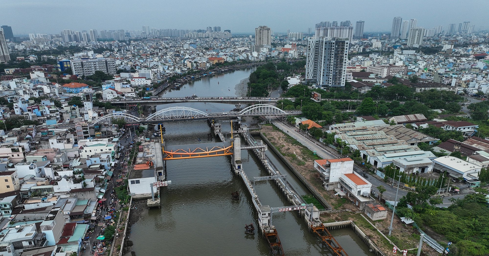 Wie kann das Problem gelöst werden, dass das 10.000 Milliarden VND teure Hochwasserschutzprojekt von Ho-Chi-Minh-Stadt gestoppt wurde?