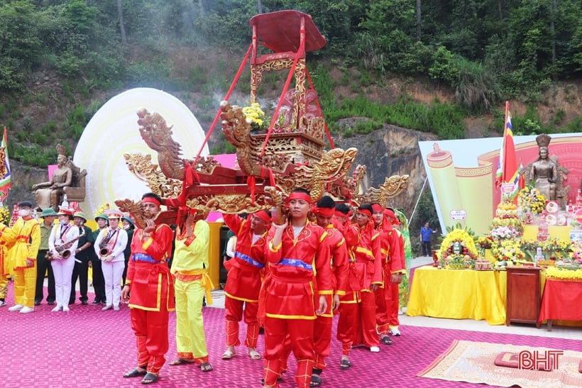 Unique ceremony of carrying the spirit tablet of the Ancestor Kinh Duong Vuong and the Hung Kings