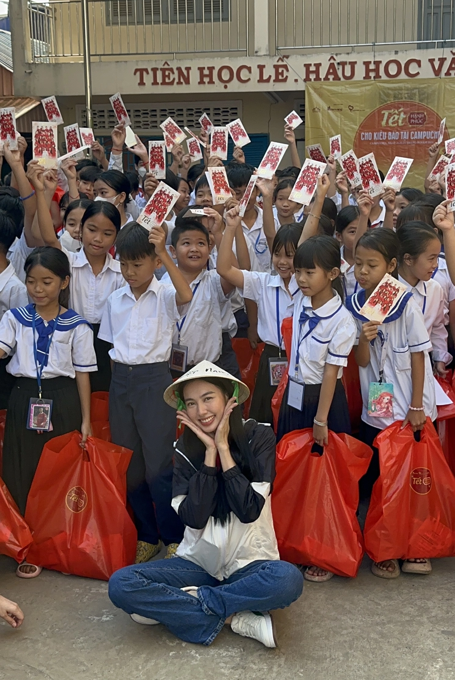 Thùy Tiên mang Tết hạnh phúc đến với bà con người gốc Việt Nam tại Campuchia- Ảnh 7.