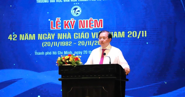 Vizeminister Ta Quang Dong besuchte am 20. November Ausbildungseinrichtungen in Ho-Chi-Minh-Stadt und gratulierte ihnen.