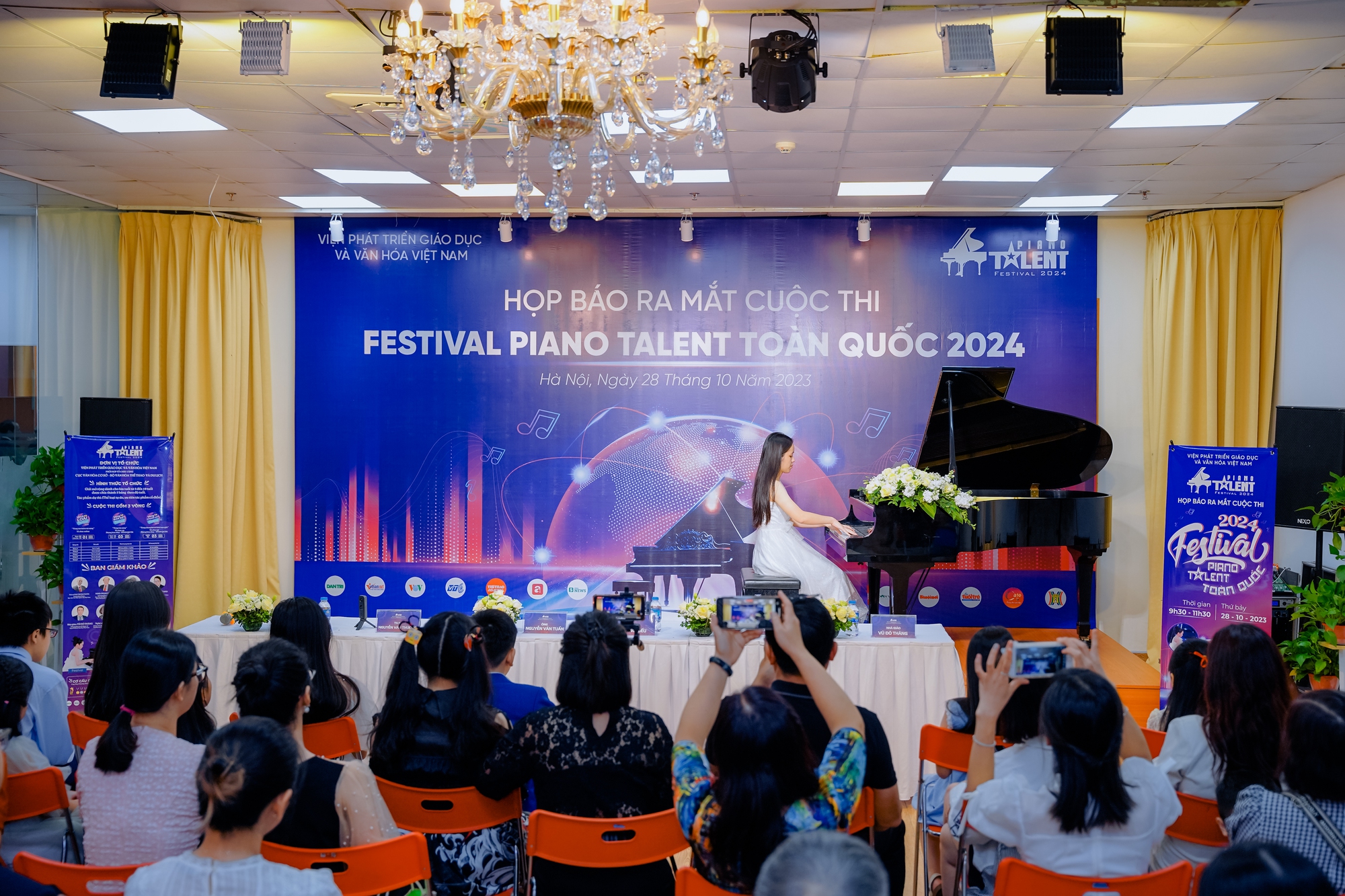 Bị thắc mắc khi ngồi ghế giám khảo cuộc thi Piano toàn quốc, NSND Trung Hiếu phản ứng bất ngờ - Ảnh 1.