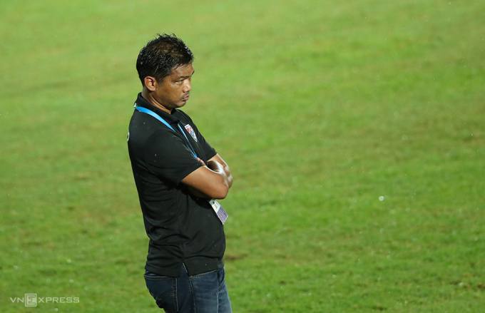 Coach Ithsara Sritharo during the match where Thailand defeated Cambodia 2-0 at PTT Rayong Stadium on August 21. Photo: Lam Thoa